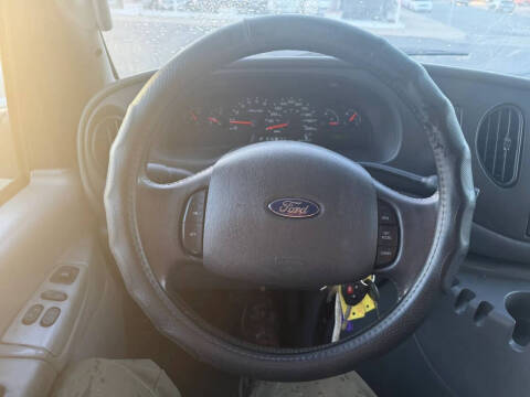 2004 Ford E-Series E-150 Chateau