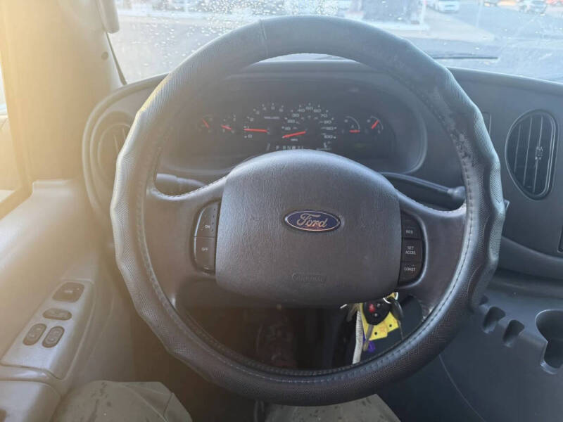 2004 Ford E-Series E-150 Chateau