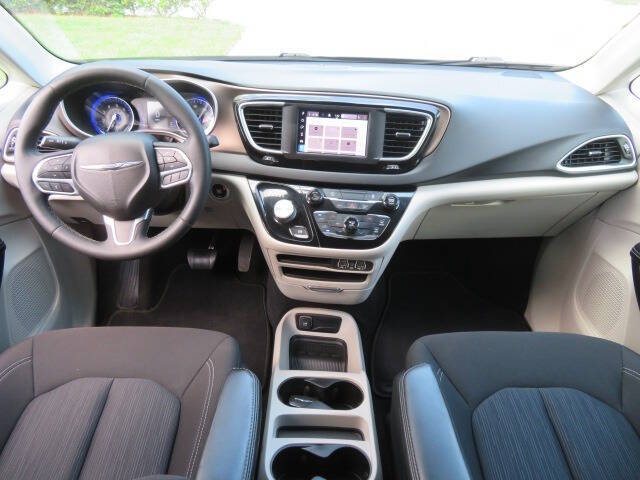 2022 Chrysler Voyager LX