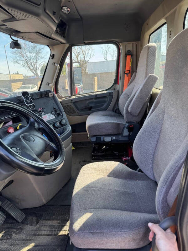 2019 Freightliner Cascadia 126