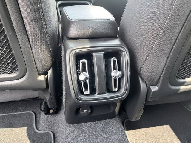 2025 Volvo XC40 B5 Core Bright Theme