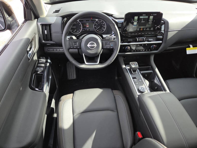 2025 Nissan Pathfinder SL