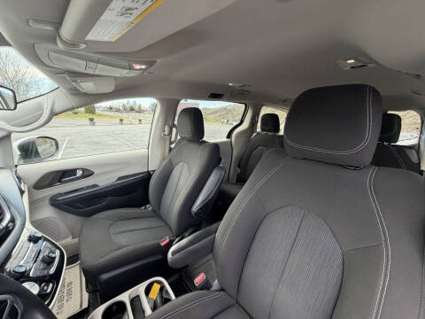 2022 Chrysler Voyager LX