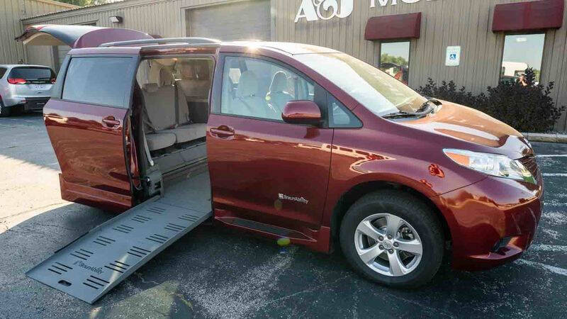 2016 Toyota Sienna LE's photo