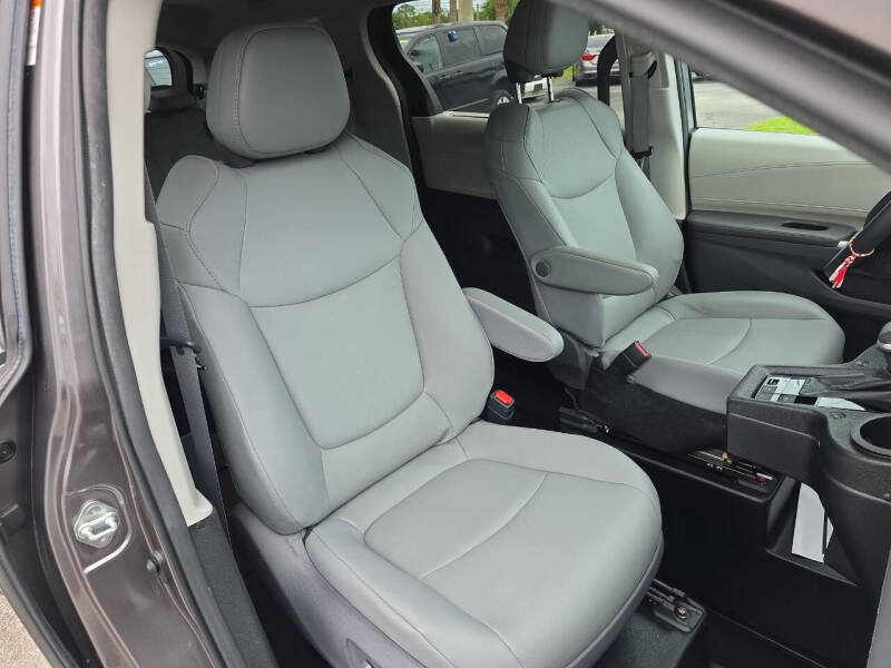 2021 Toyota Sienna XLE 8-Passenger