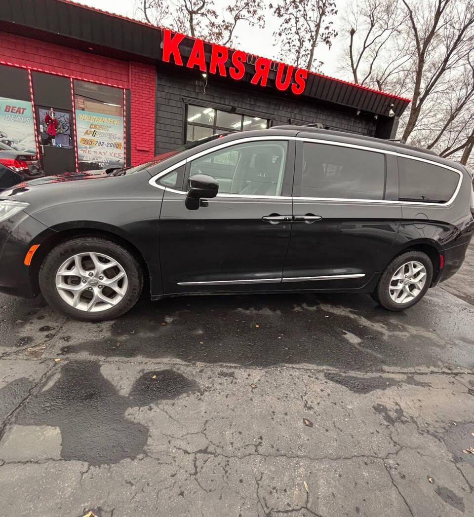 2017 Chrysler Pacifica for sale at Kars R Us in Dearborn Heights, MI