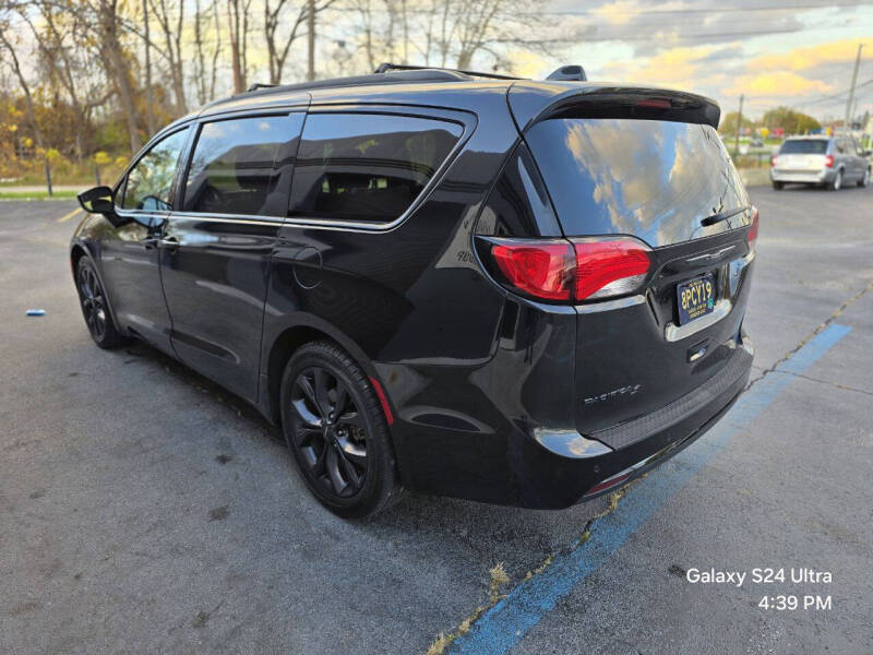 2020 Chrysler Pacifica Touring L photo 12