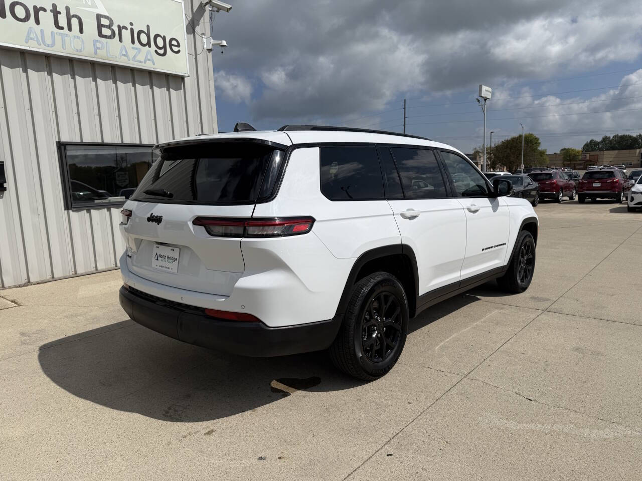 2024 Jeep Grand Cherokee Altitude photo 2