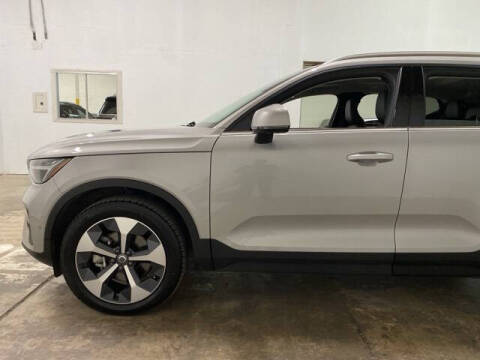 2025 Volvo XC40 B5 Plus Bright Theme