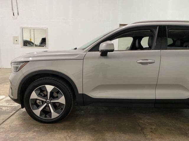 2025 Volvo XC40 B5 Plus Bright Theme