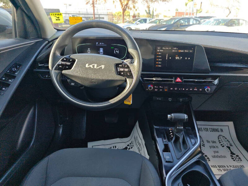 2023 Kia Niro LX