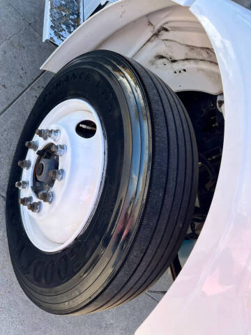 2013 Freightliner M2 106