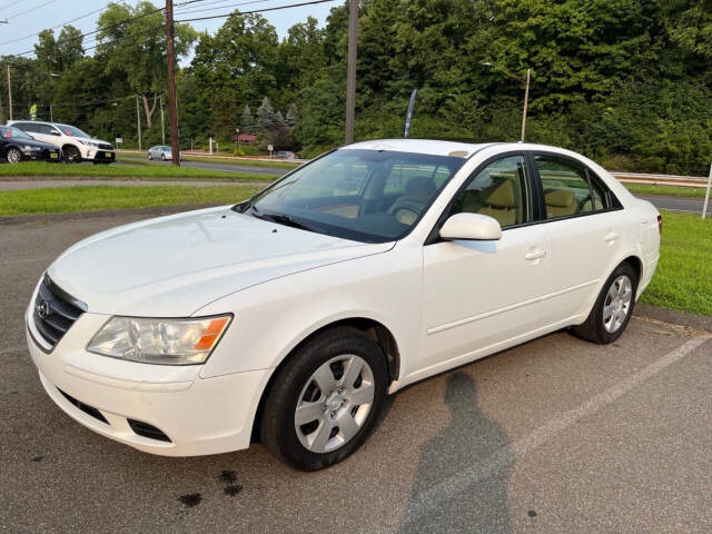 2009 Hyundai SONATA for sale at Auto Drive Sales & Service in Berlin, CT