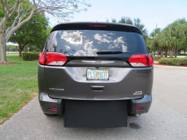 2022 Chrysler Voyager LX