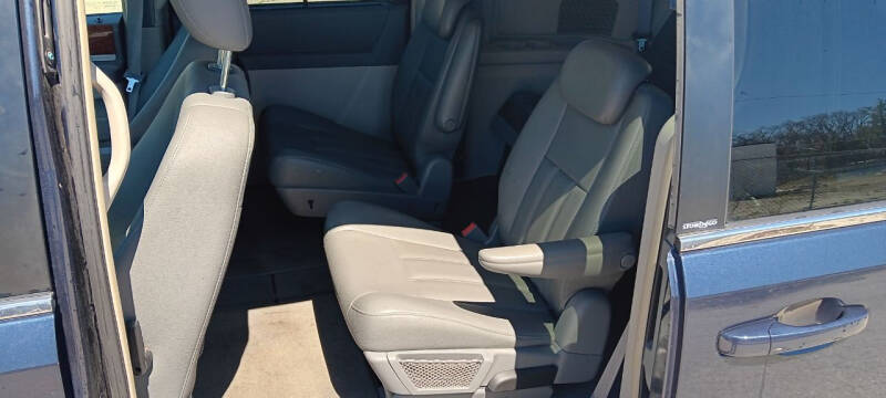 2009 Chrysler Town & Country Touring photo 10