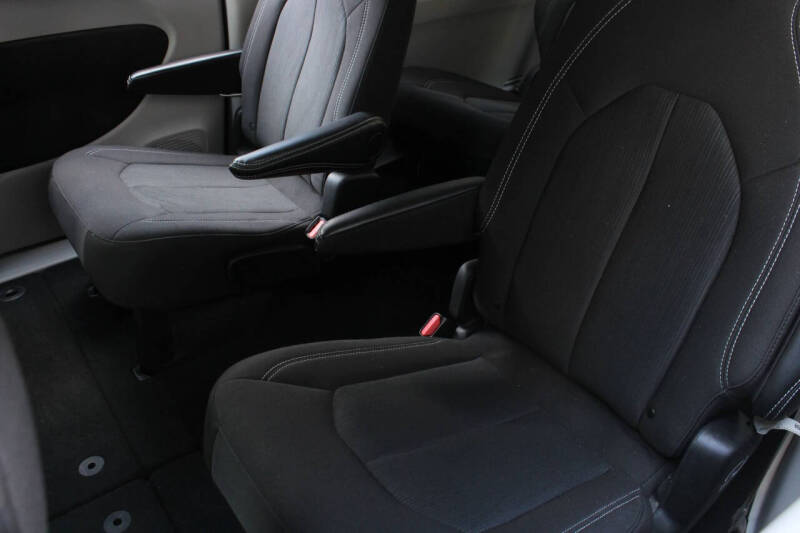 2024 Chrysler Voyager LX
