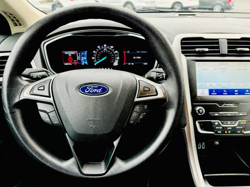 2020 Ford Fusion SE photo 11