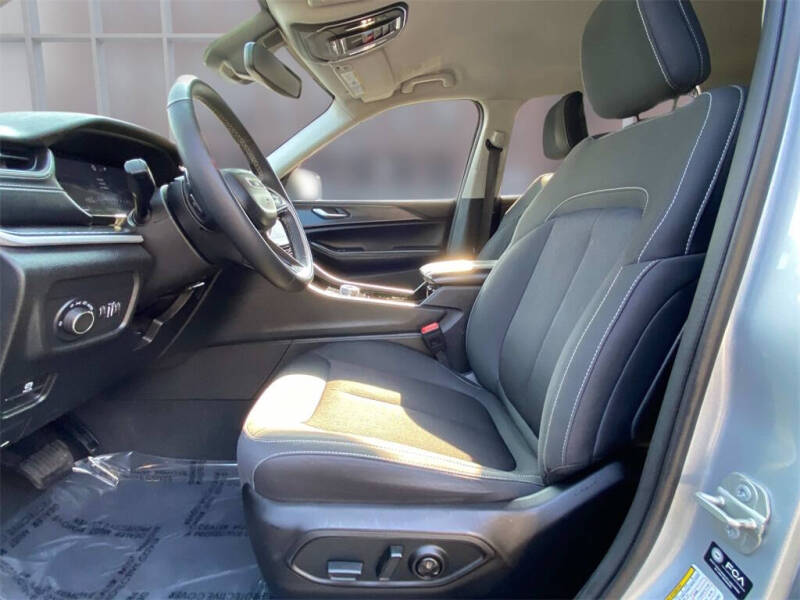 2023 Jeep Grand Cherokee L Laredo