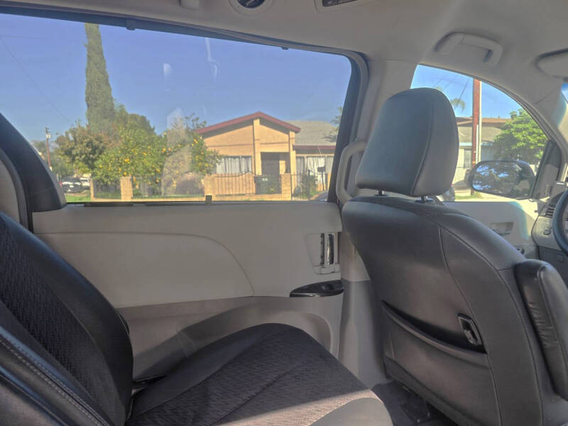 2013 Toyota Sienna SE 8-Passenger