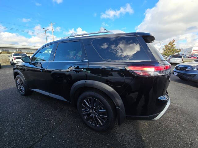 2024 Nissan Pathfinder SL