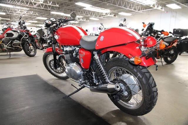 2011 Triumph THRUXTON 9