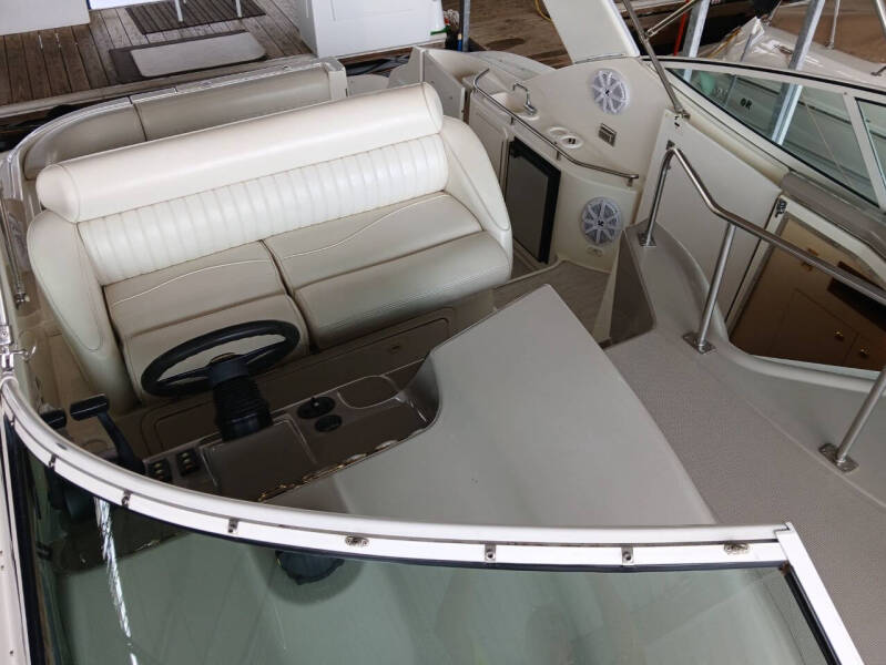 2002 Cruisers Yachts 3275 Express