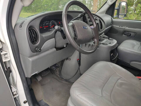 2005 Ford E-Series E-150 Chateau