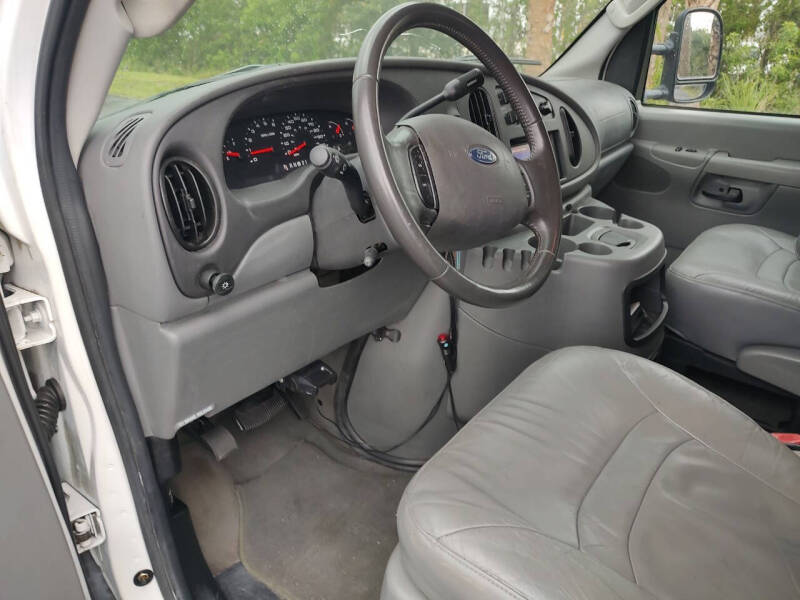 2005 Ford E-Series E-150 Chateau