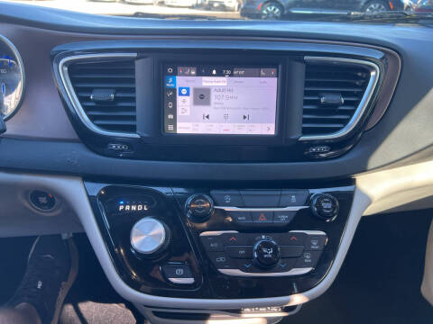 2023 Chrysler Voyager LX