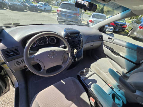 2004 Toyota Sienna LE 8 Passenger