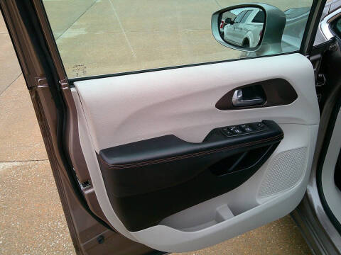 2017 Chrysler Pacifica Touring-L Plus