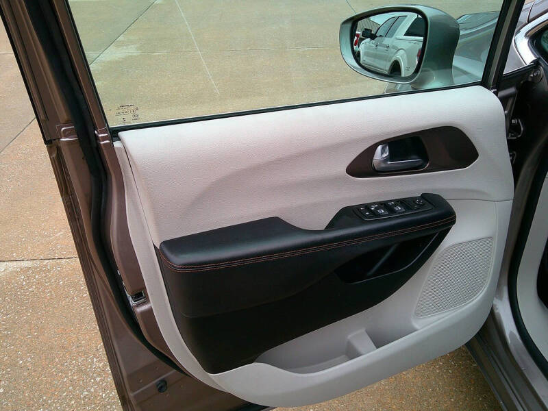 2017 Chrysler Pacifica Touring-L Plus
