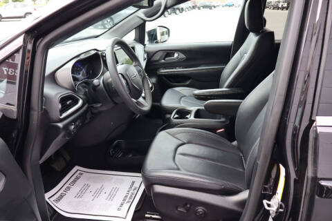 2025 Chrysler Pacifica Select
