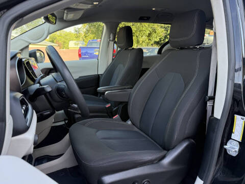 2022 Chrysler Voyager LX