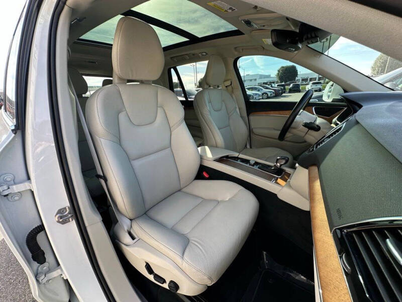 2022 Volvo XC90 T6 Momentum 7-Passenger