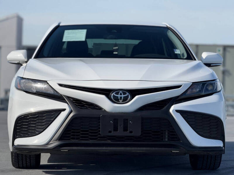 2023 Toyota Camry SE photo 3