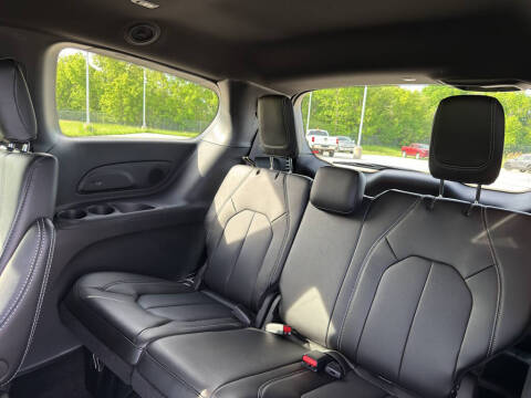 2027 Chrysler Pacifica Select