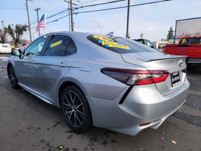 2021 Toyota Camry SE photo 3