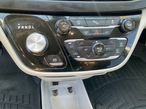 2017 Chrysler Pacifica Touring-L
