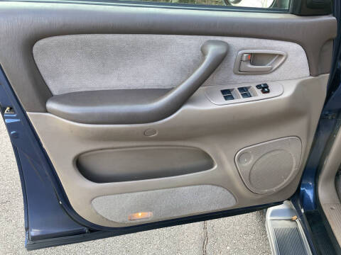 2004 Toyota Sequoia SR5