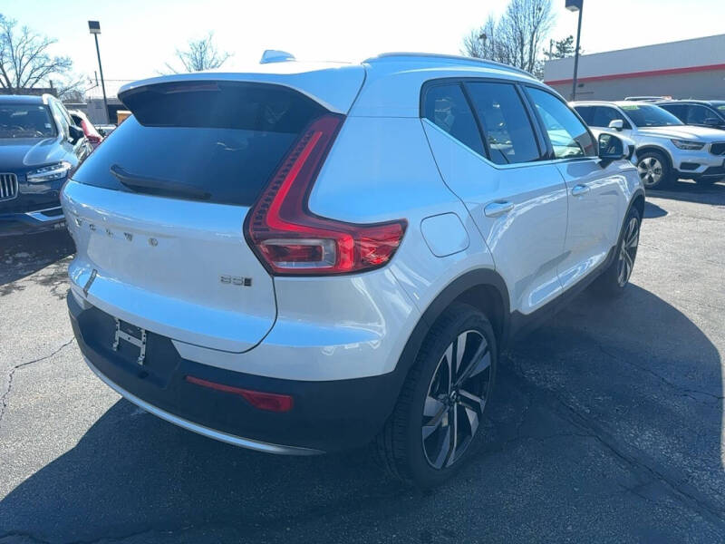 2025 Volvo XC40 B5 Plus Bright Theme