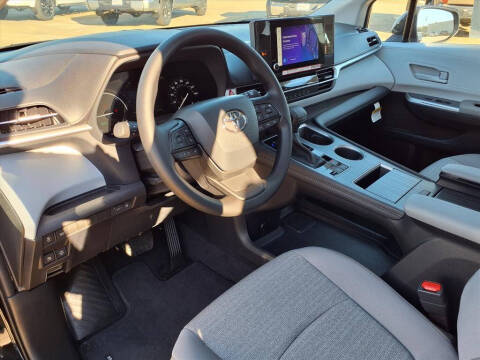 2025 Toyota Sienna LE 8-Passenger