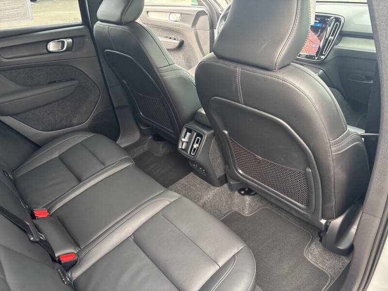 2025 Volvo XC40 B5 Plus Bright Theme