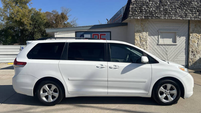2012 Toyota Sienna LE 8-Passenger