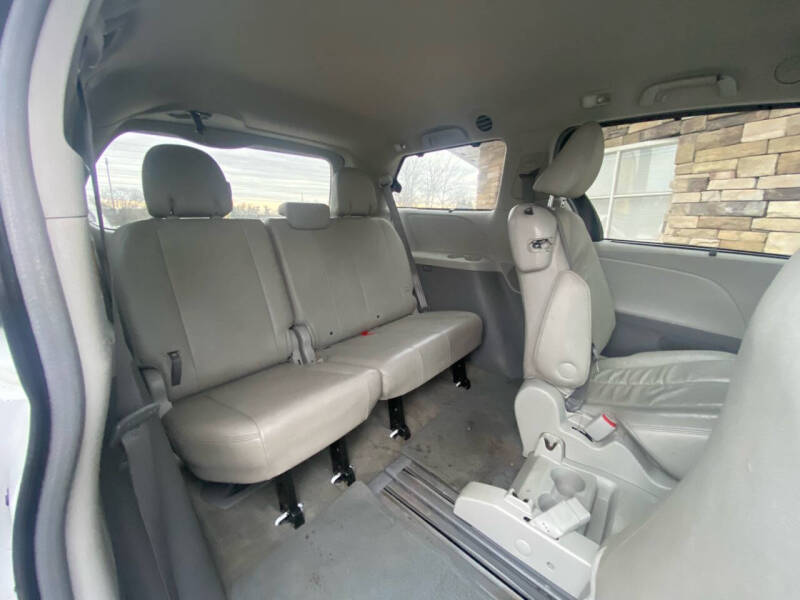 2011 Toyota Sienna XLE photo 12