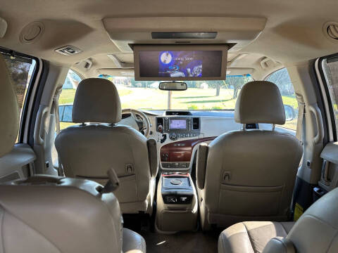 2011 Toyota Sienna XLE 7-Passenger Auto Access Seat