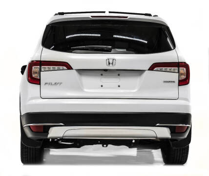 2019 Honda Pilot Touring w/Rear Captain's Chairs