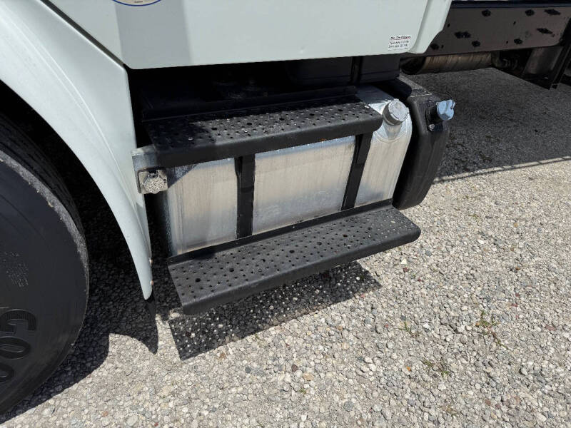 2017 Freightliner M2 106