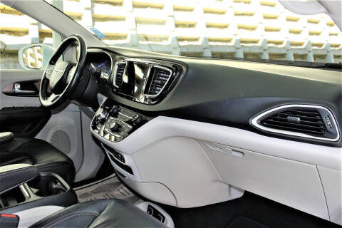 2017 Chrysler Pacifica Touring-L