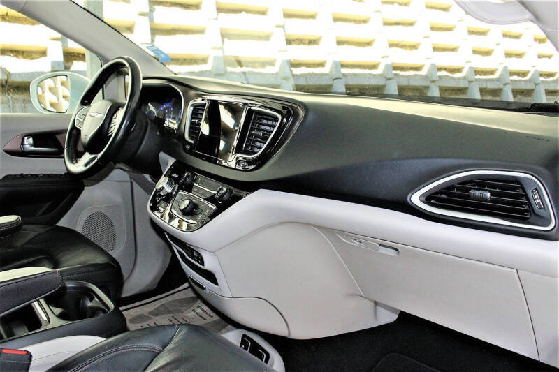 2017 Chrysler Pacifica Touring-L